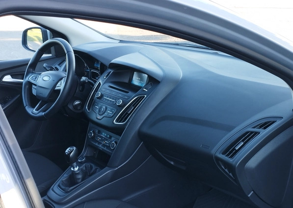 Ford Focus cena 40467 przebieg: 127000, rok produkcji 2018 z Niemcza małe 704